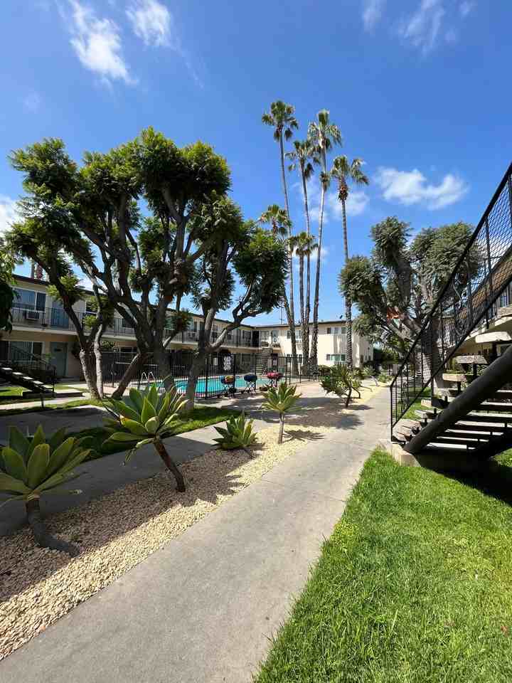 STUNNING APARTMENT! GREAT LOCATION! POOL PROPERTY - Photo 7 of 10