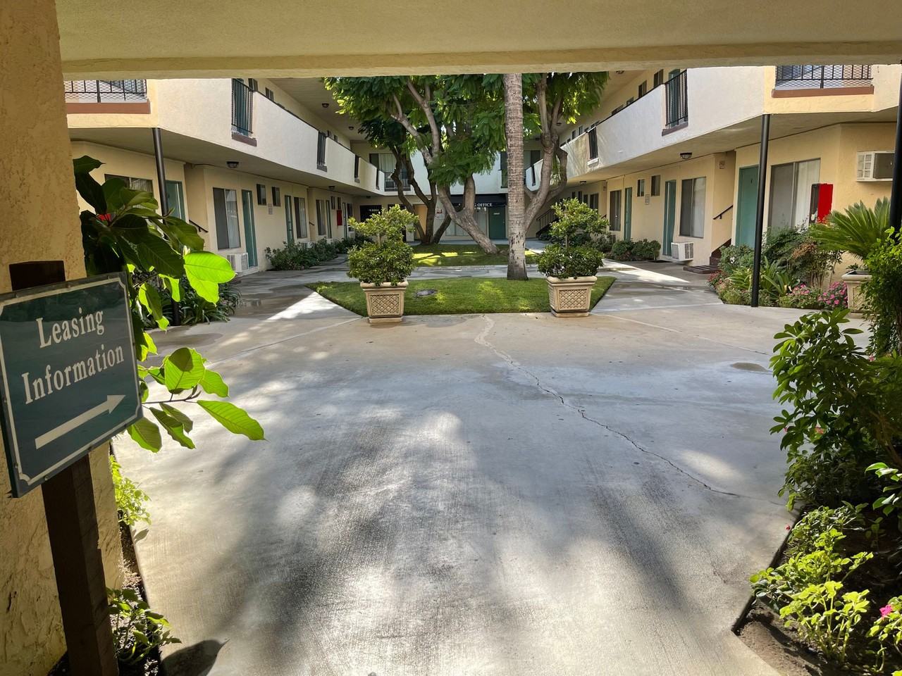 STUNNING APARTMENT IN A GREAT LOCATION - Photo 4 of 21