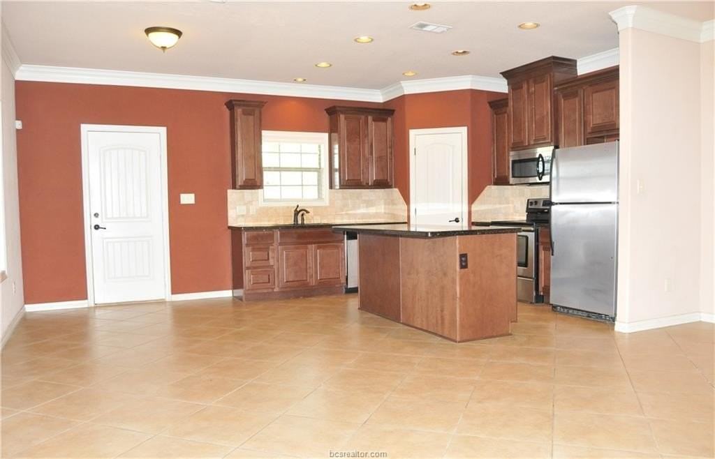 2512 Leyla Ln - Photo 4 of 17