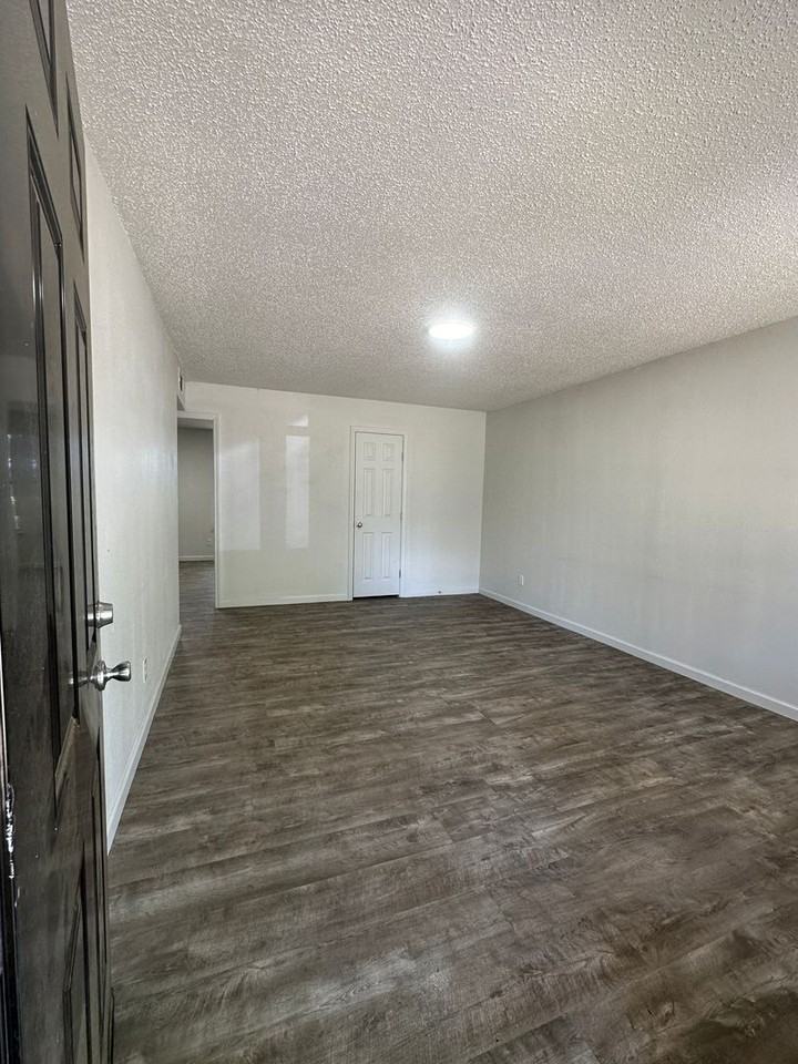 1002 Harris Dr - Photo 2 of 13