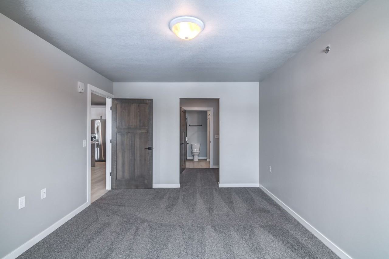 $500 Deposit! - Photo 4 of 6