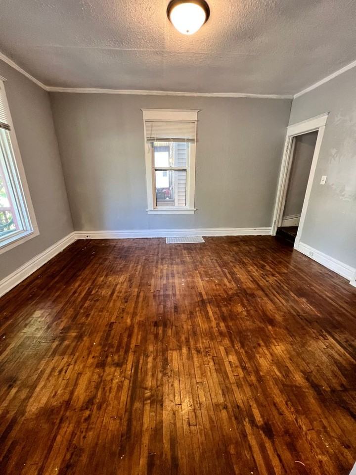 708 E 6th St - Photo 4 of 27