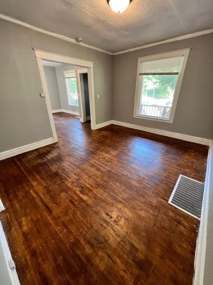 708 E 6th St - Photo 6 of 27