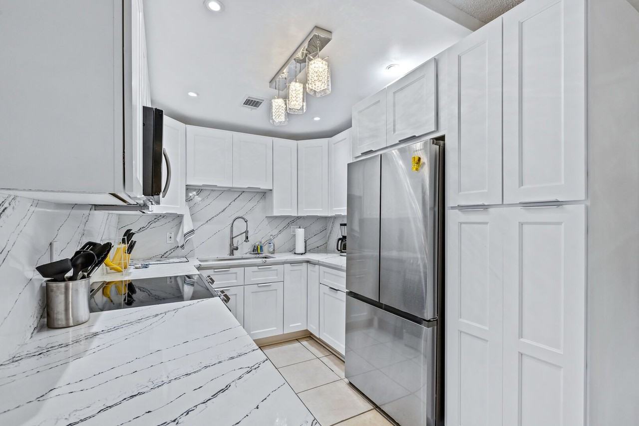 3800 Saxon Dr - Photo 5 of 28