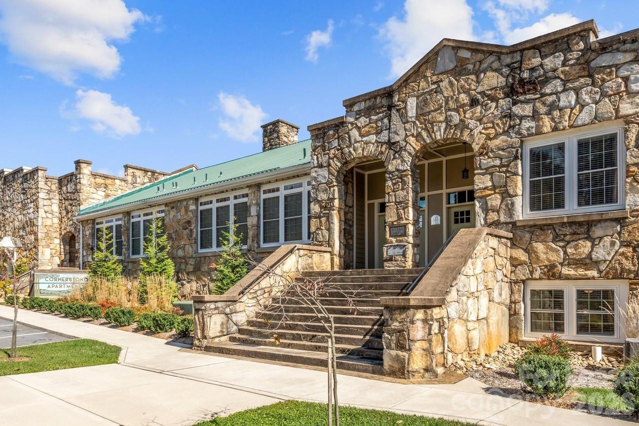 756 Bailey St - Photo 4 of 43