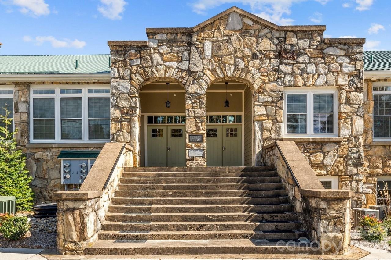 756 Bailey St - Photo 5 of 43