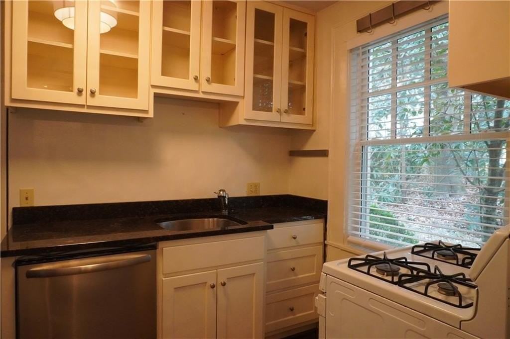 2544 Peachtree Rd Nw Apt 6 #6 - Photo 5 of 16