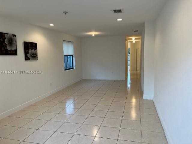 9952 Nw 10th St - Photo 4 of 8