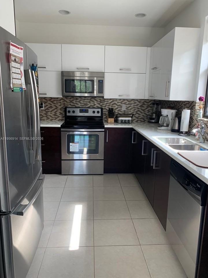 9952 Nw 10th St - Photo 7 of 8