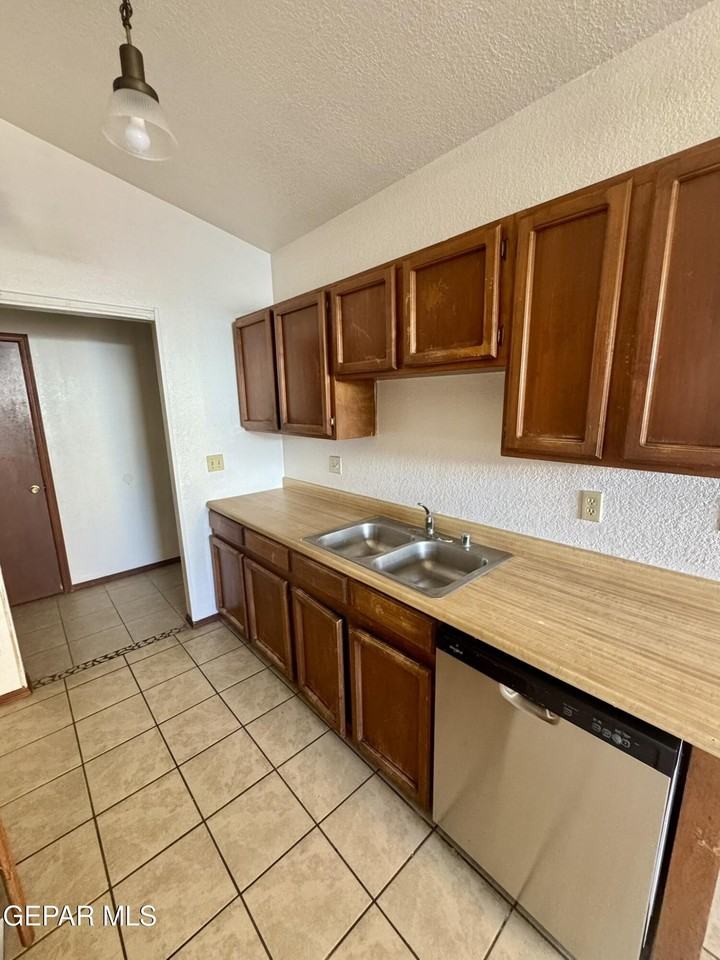 10828 Quartz St - Photo 7 of 26