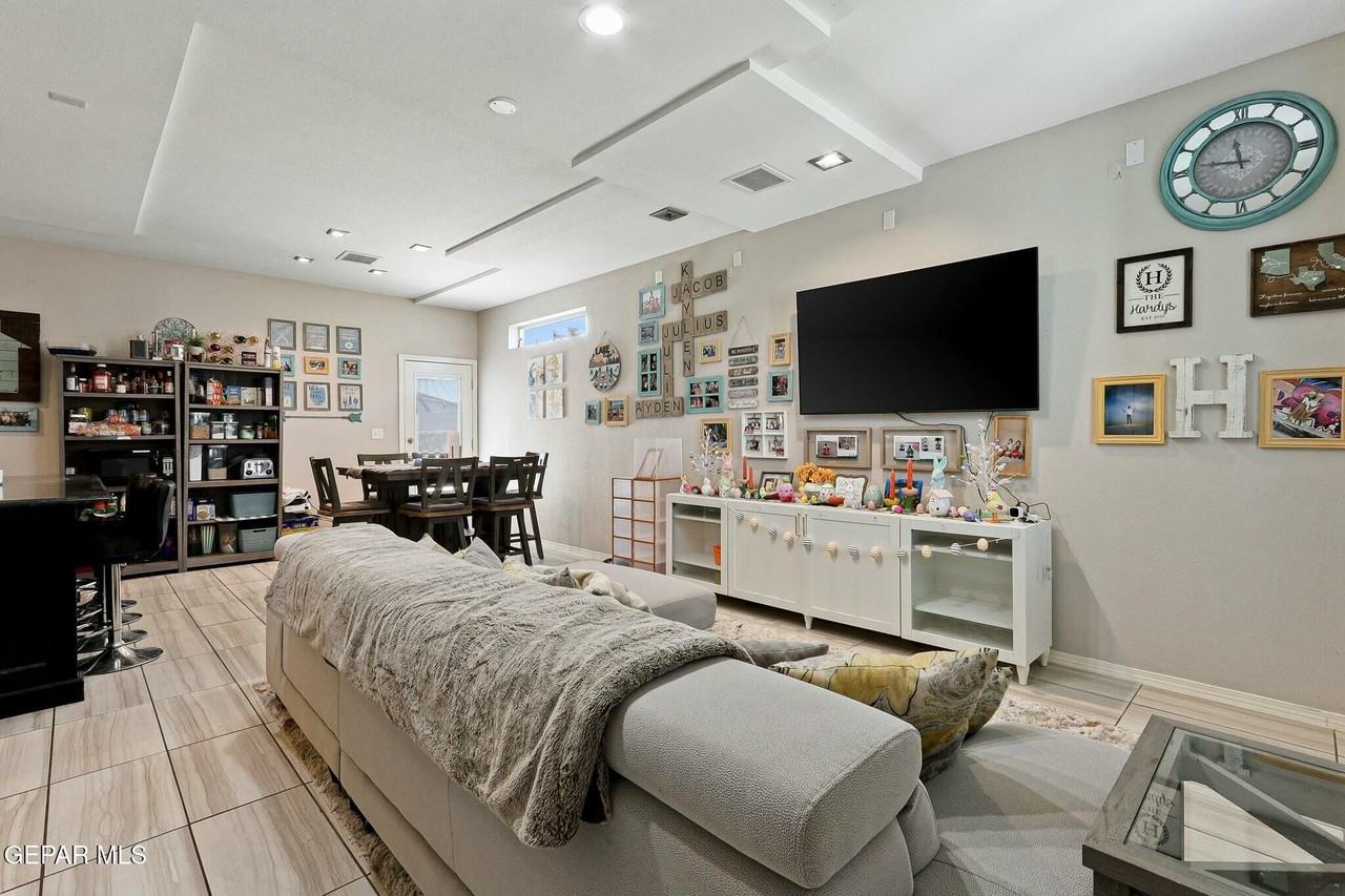 1904 William Caples St - Photo 5 of 46