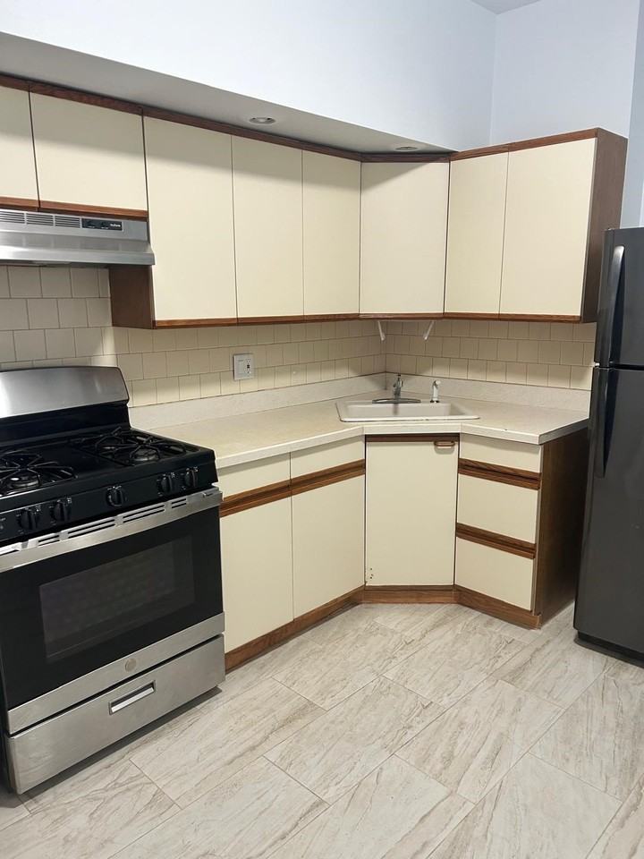 61 65th St #1 - Photo 7 of 8