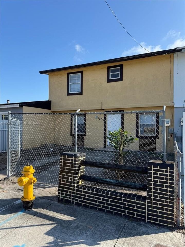 19313 Nw 47th Ave #1 - Photo 3 of 9