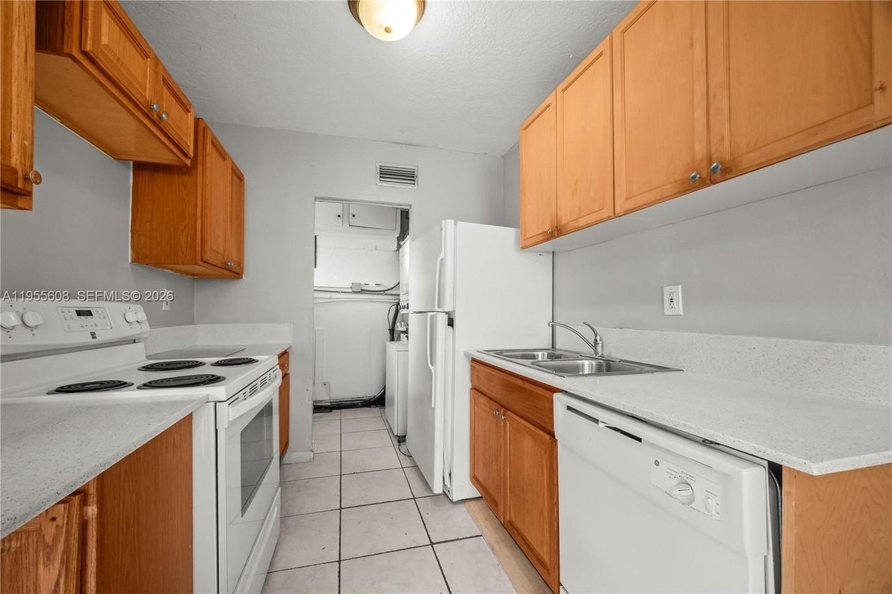 701 N 70th Ave #0 - Photo 3 of 19