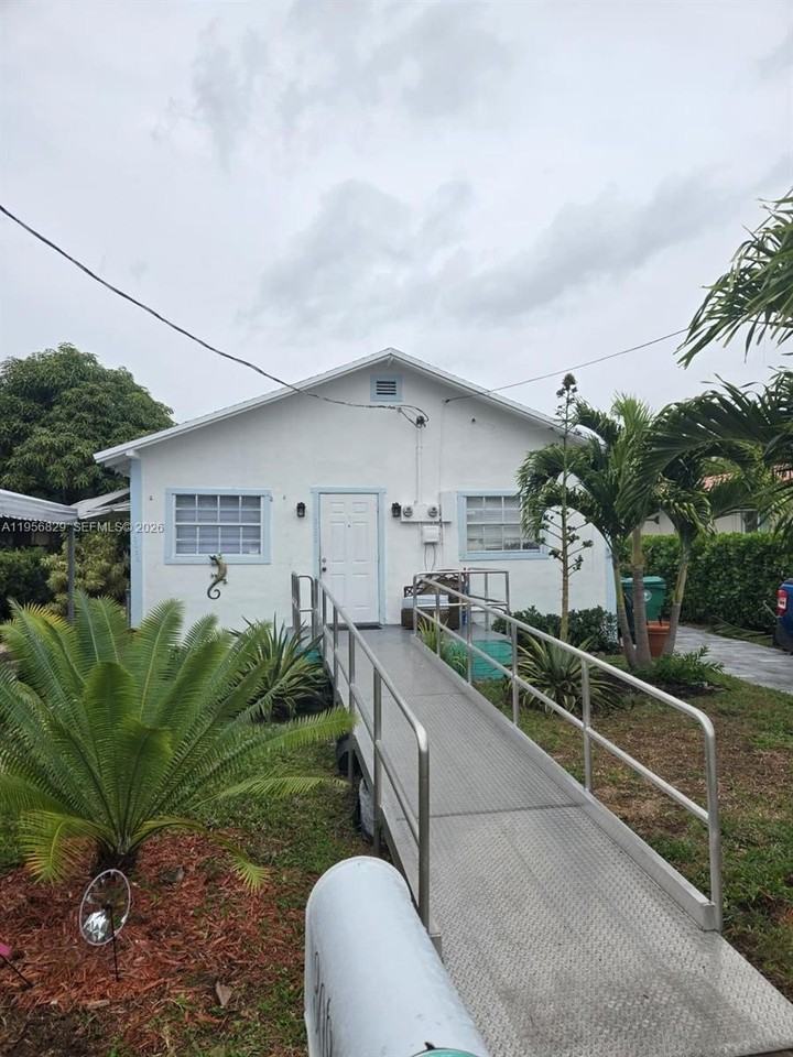 3083 Sw 17th St - Photo 2 of 19