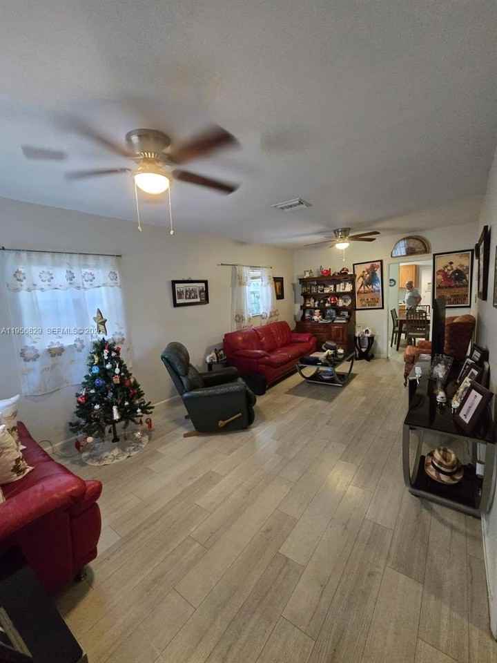 3083 Sw 17th St - Photo 3 of 19