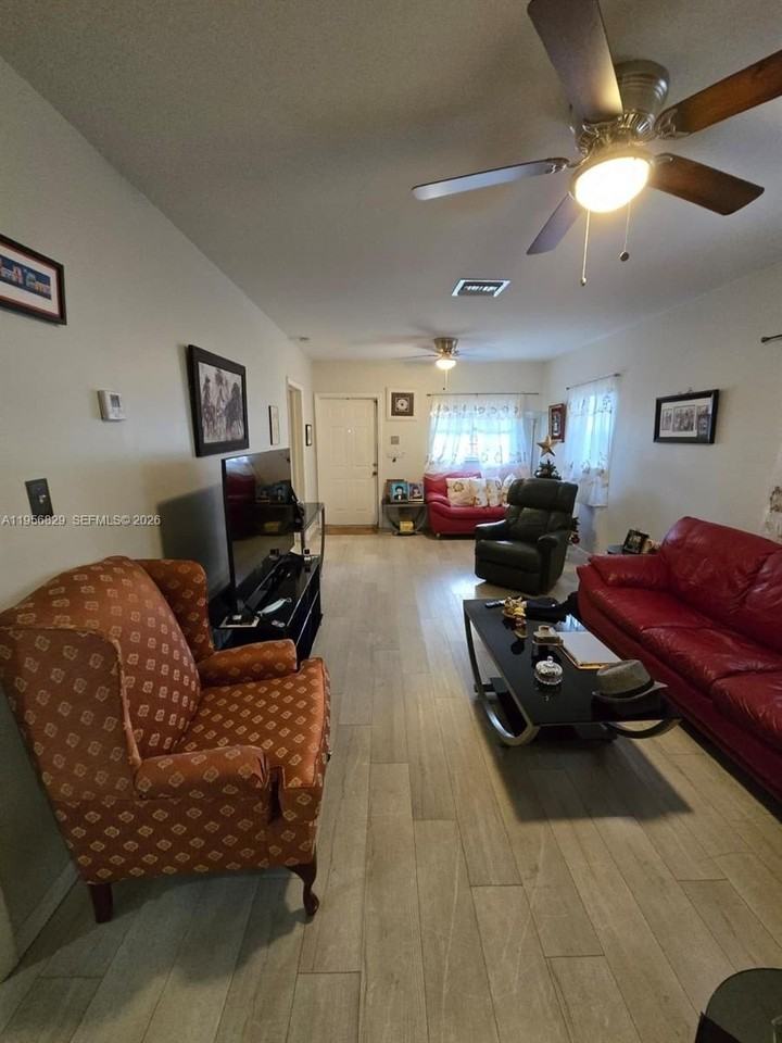 3083 Sw 17th St - Photo 4 of 19