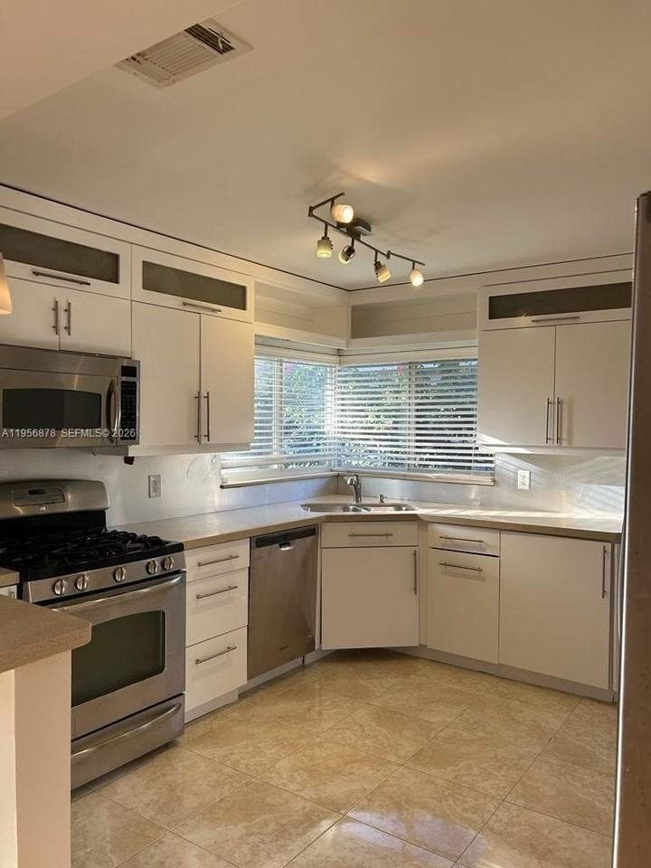 9208 Byron Ave - Photo 4 of 17