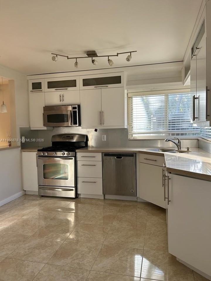 9208 Byron Ave - Photo 5 of 17