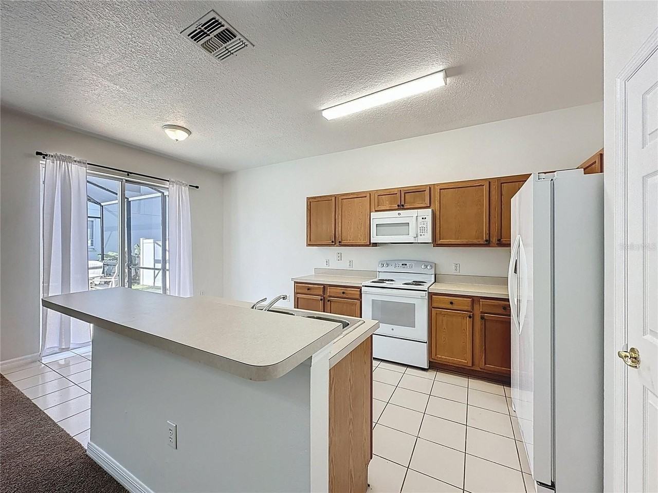 1077 Berkeley Dr - Photo 4 of 43