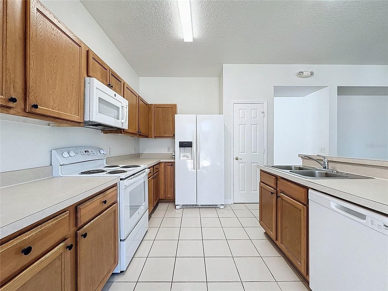 1077 Berkeley Dr - Photo 5 of 43