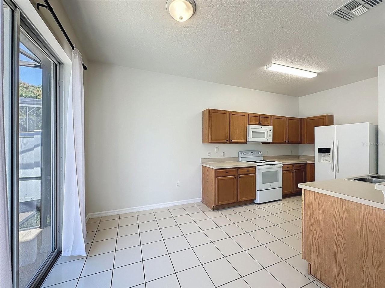 1077 Berkeley Dr - Photo 6 of 43