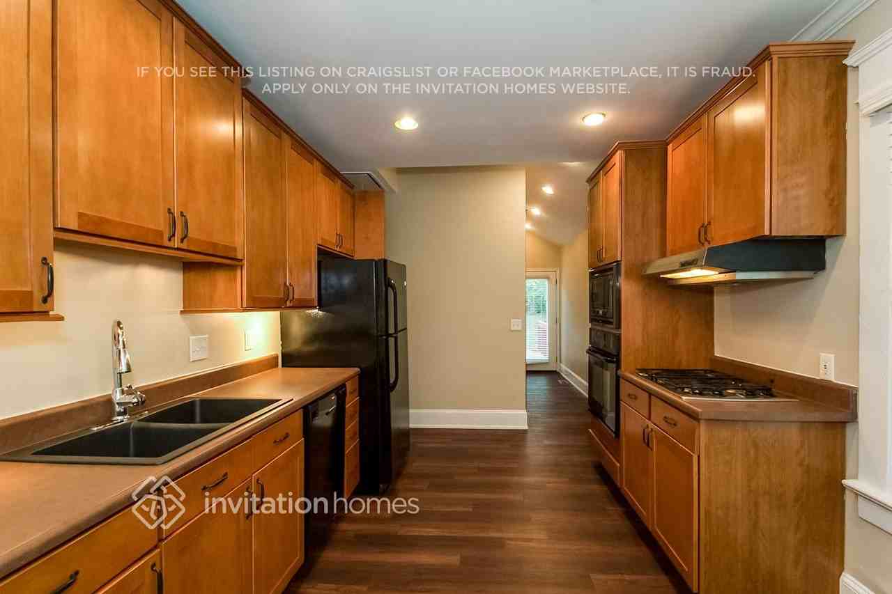 317 Stovall St Se - Photo 7 of 18