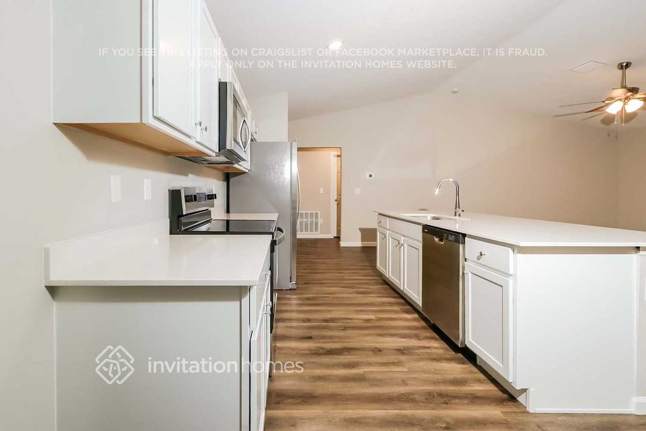 440 Se Asbury Ln - Photo 6 of 17