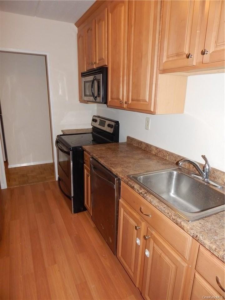 414 Benedict Ave Apt 1d #1D - Photo 2 of 31