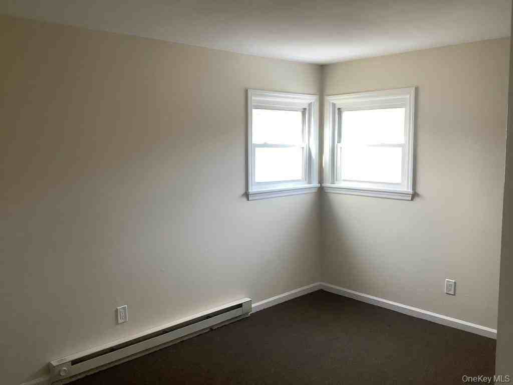 253 Hampton Ave - Photo 4 of 4