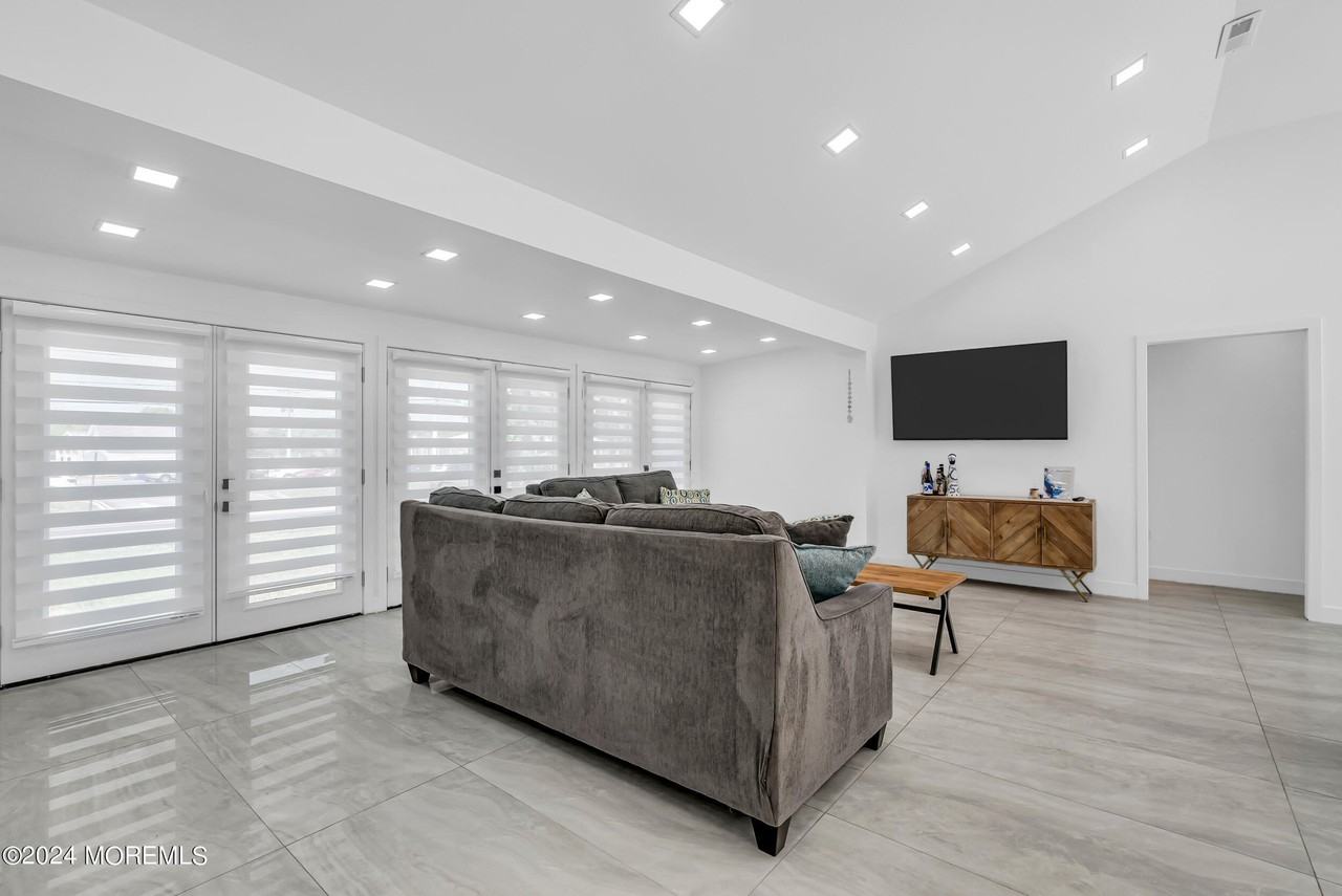 142 Locust Ave - Photo 3 of 35