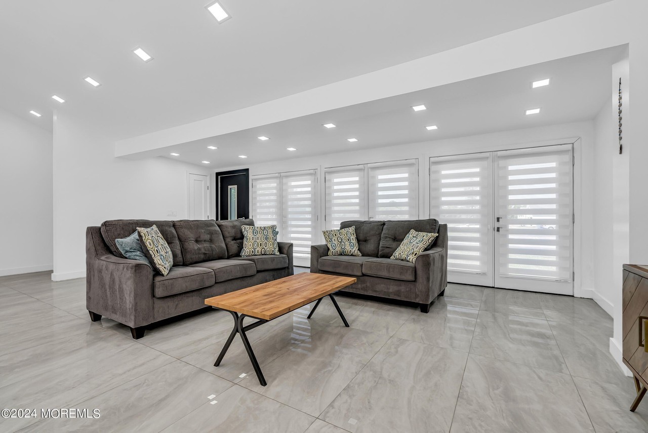 142 Locust Ave - Photo 4 of 35