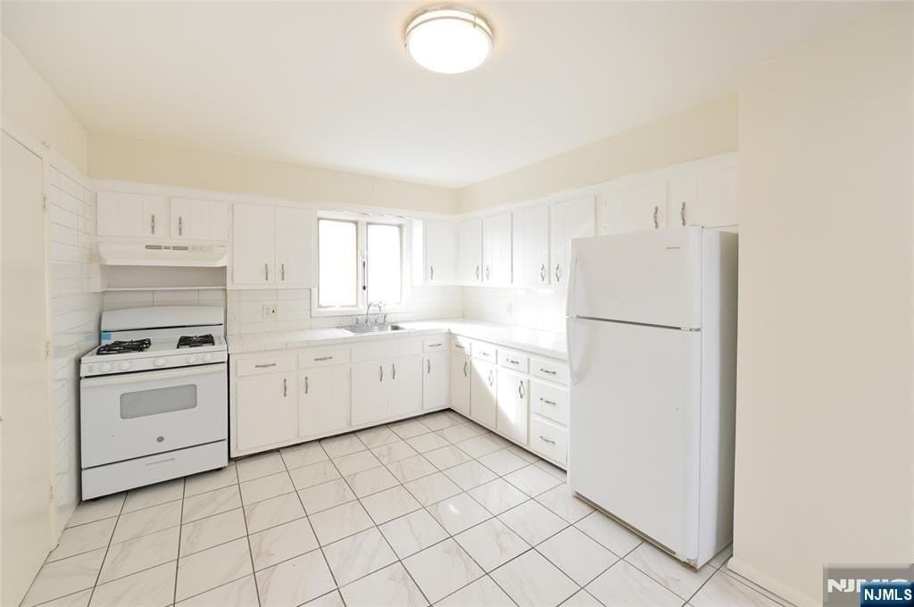 100 Eastern Way - Photo 7 of 19