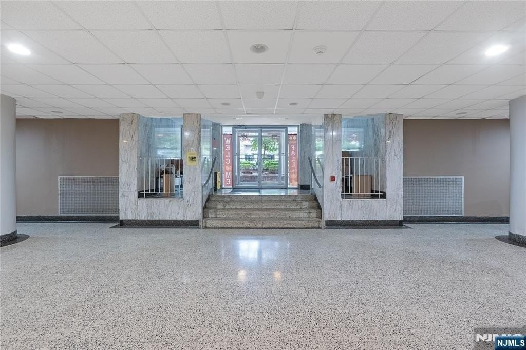 2160 Center Ave Apt 1p - Photo 3 of 15