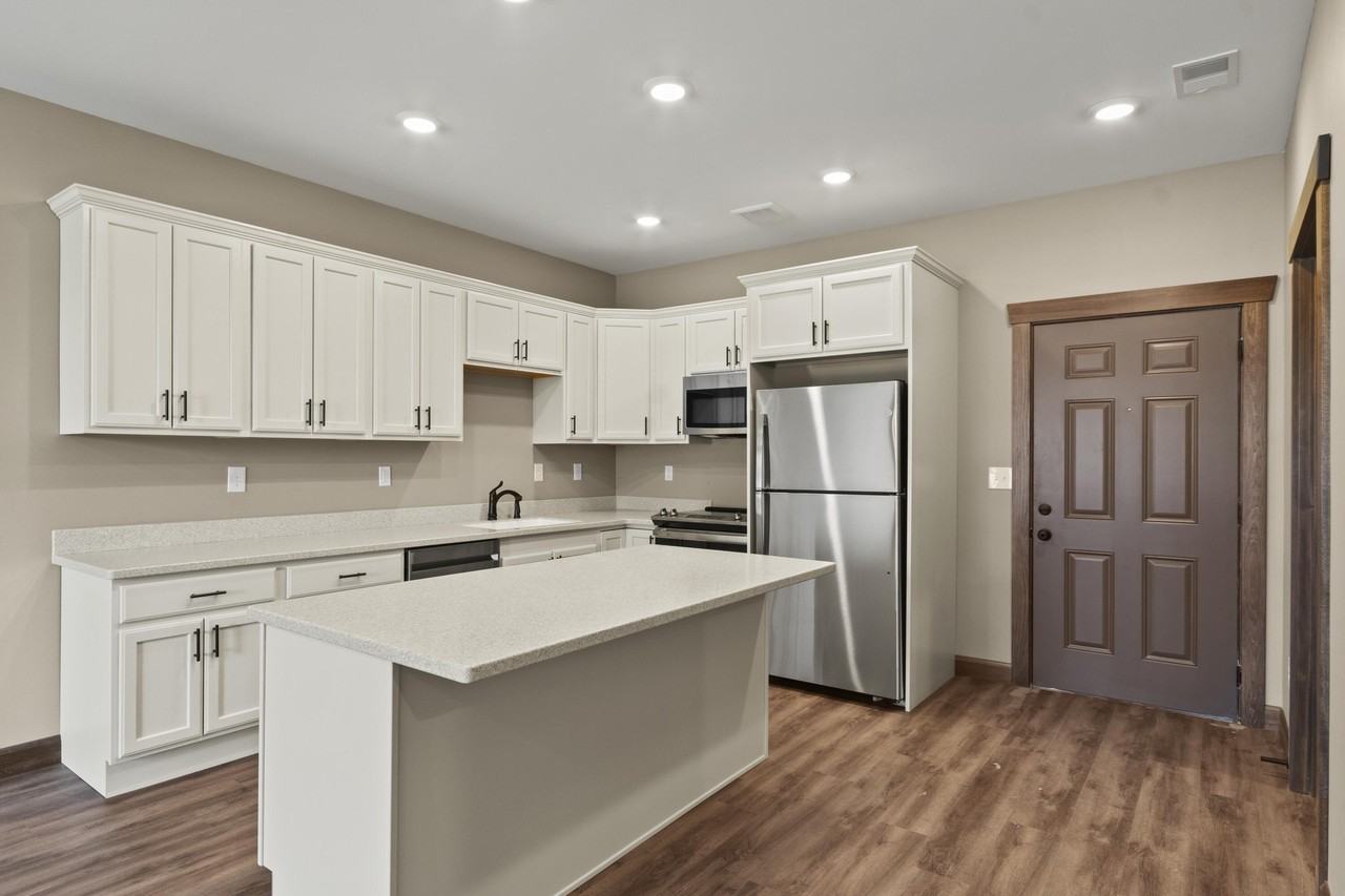 204 Riverview Dr Apt 3 #3 - Photo 4 of 16