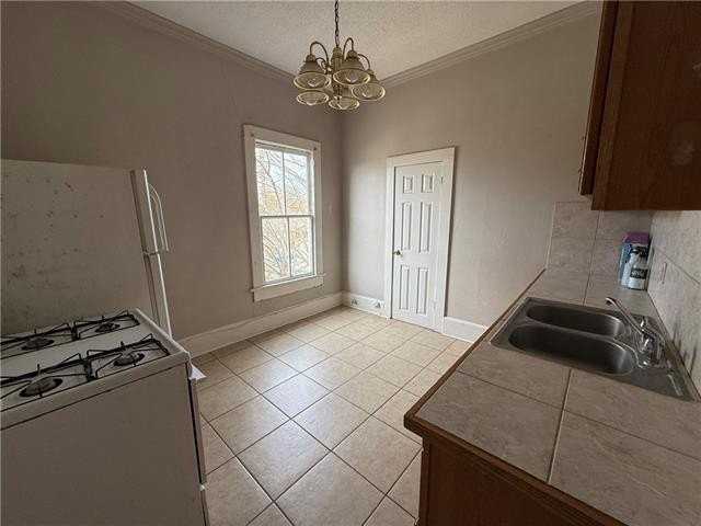 208 E Charles St #7 - Photo 4 of 5