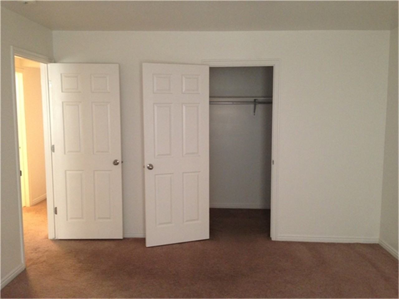 811 S Main St - Photo 3 of 7