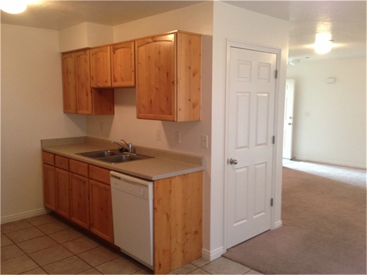 811 S Main St - Photo 5 of 7