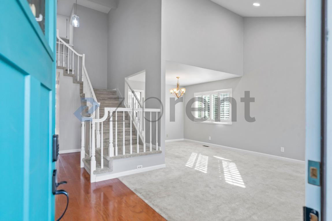 1554 Gilbert Pl - Photo 5 of 34