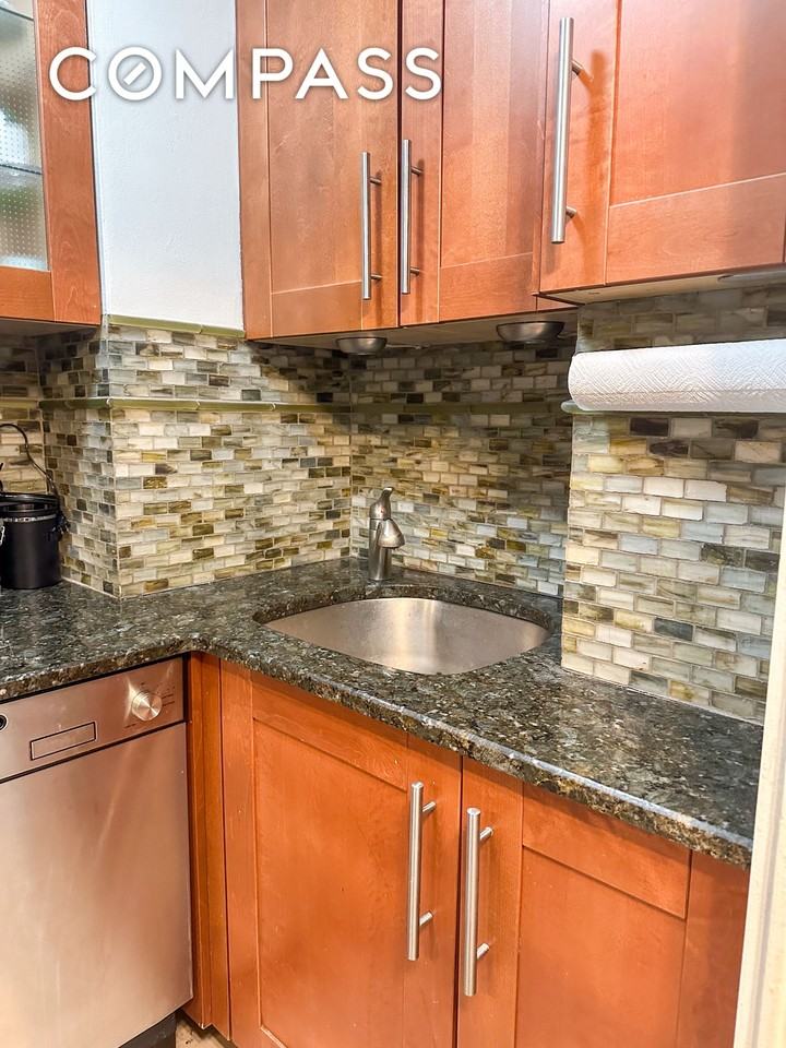 301 E 22nd St #2H - Photo 3 of 10