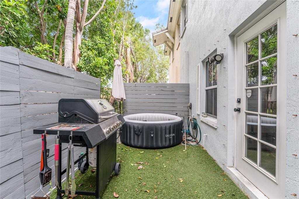 422 Ne 1st Ave - Photo 7 of 17