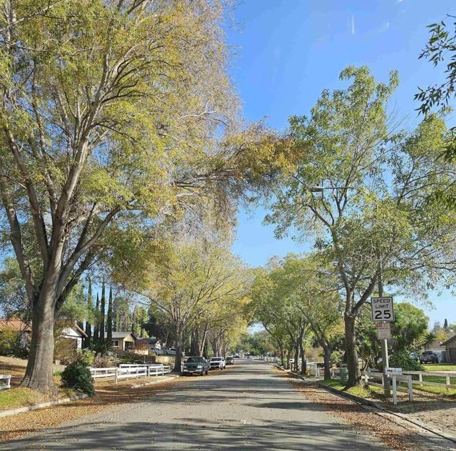 1505 Surrey Ct - Photo 2 of 19