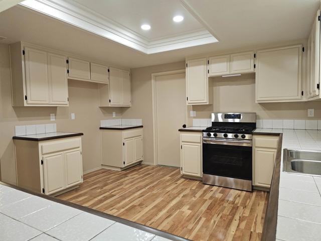 1505 Surrey Ct - Photo 3 of 19