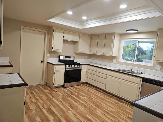 1505 Surrey Ct - Photo 4 of 19