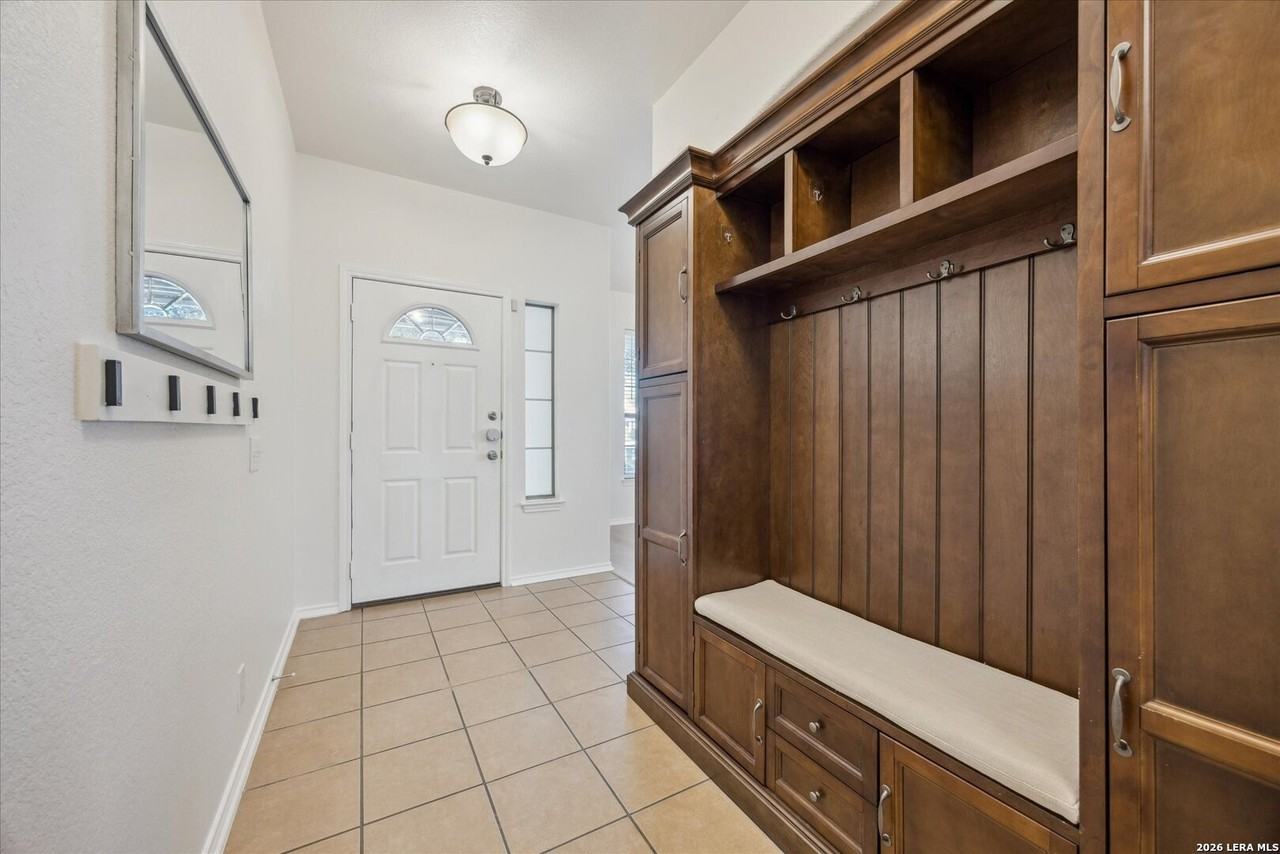 10210 Elizabeth Ct - Photo 4 of 35