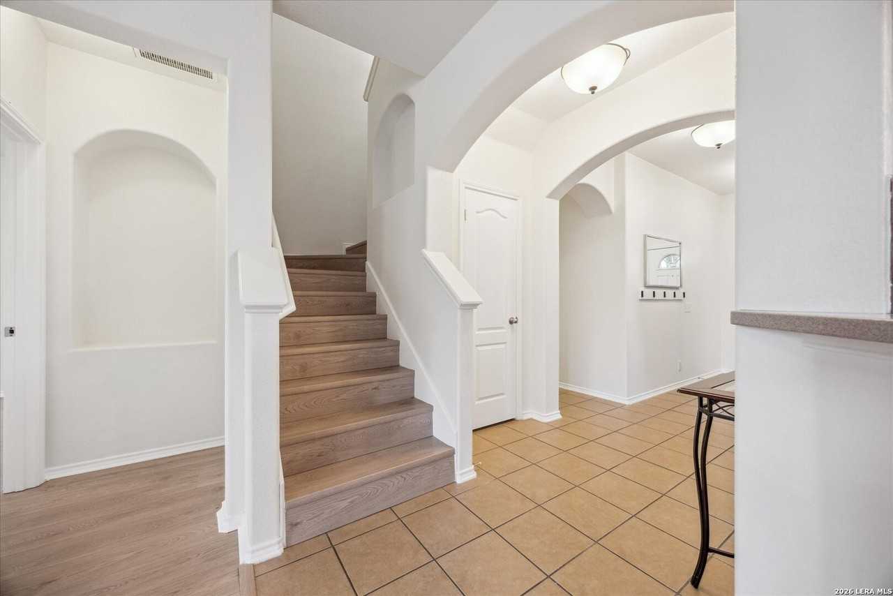 10210 Elizabeth Ct - Photo 6 of 35