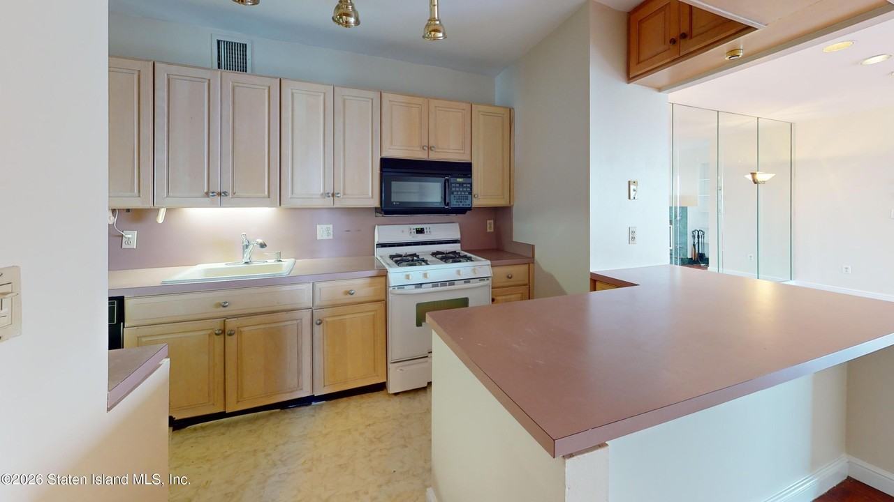 31 Hylan Blvd Apt 12b #12B - Photo 3 of 19