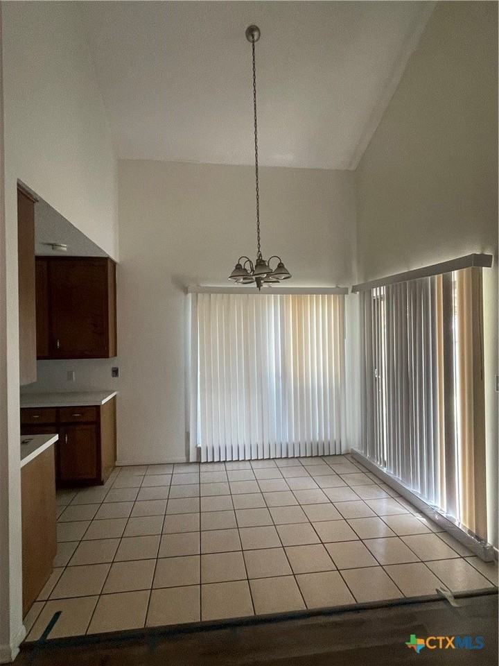 513 Camelot Dr - Photo 3 of 7