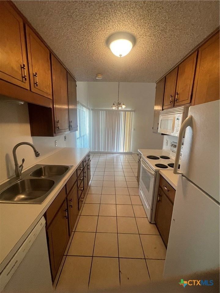 513 Camelot Dr - Photo 4 of 7