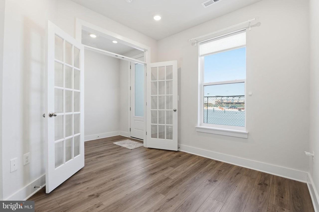 116 Crown St - Photo 3 of 35